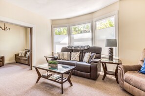 Televisio, videopelejä, DVD-soitin, kirjoja