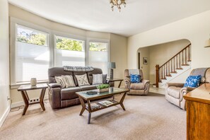 Televisio, videopelejä, DVD-soitin, kirjoja