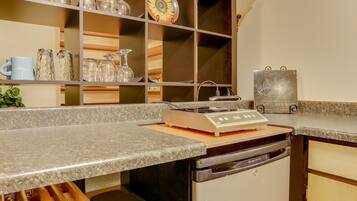 Een koelkast, een magnetron, een koffiezetapparaat/waterkoker