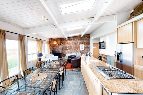 Sunny Oceanfront Condo w/ Great Views & Amazing Beach Access