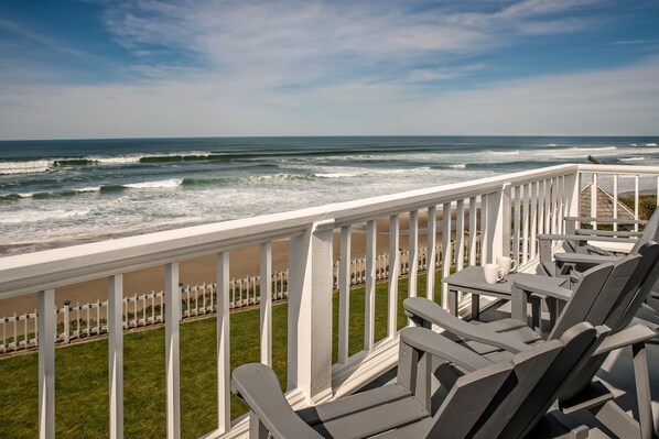 Property grounds - Surf, sand, kites, wave jumping are magical from this large beachfront home. (Lincoln City)