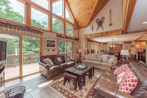 Een smart-tv, een open haard, een dvd-speler en tafelvoetbal