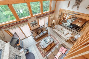 Een smart-tv, een open haard, een dvd-speler en tafelvoetbal