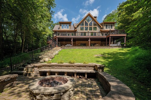 Dog Friendly Lakefront Retreat w/ Pool & Hot Tub