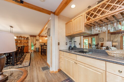 Serenity Now- Lakefront Home w / Yksityinen sisäuima-allas