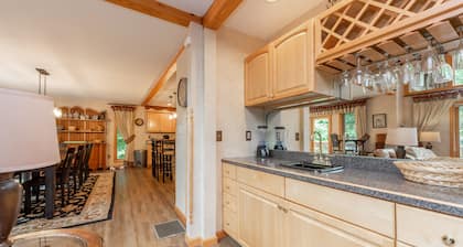 Serenity Now- Lakefront Home w / Yksityinen sisäuima-allas