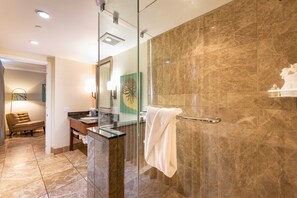 Badewanne, Haartrockner, Handtücher, Seife