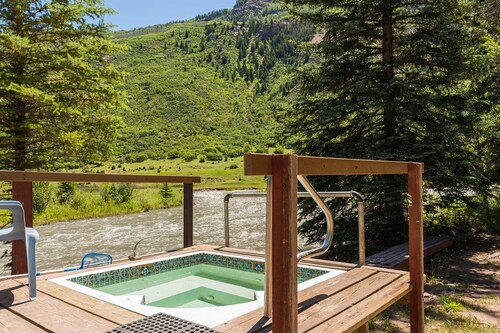 Cozy, waterfront, mountainview cabin w/prime location & shared hot springs