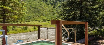 Cozy, waterfront, mountainview cabin w/prime location & shared hot springs