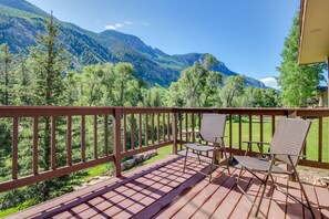 Property grounds - Cozy, waterfront, mountainview cabin w/prime location & shared hot springs (Redstone)