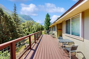 Outdoor dining - Cozy, waterfront, mountainview cabin w/prime location & shared hot springs (Redstone)