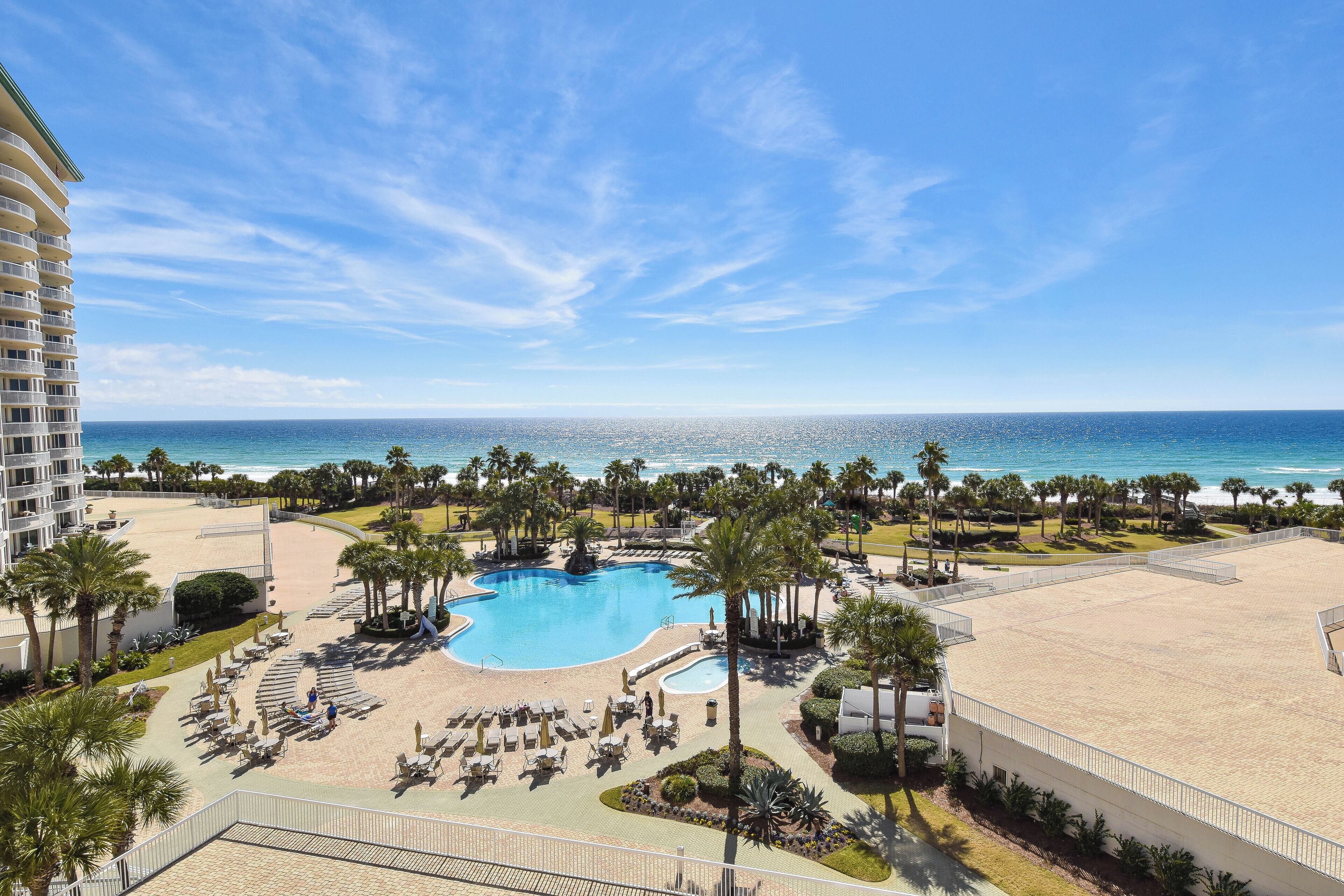 Innendørsbasseng og et oppvarmet basseng