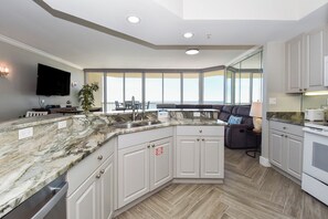 Refrigerador, microondas, horno y parrilla de estufa 