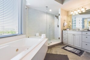 Combined shower/bathtub, jetted bath, hair dryer, towels - Beachfront End Unit Condo. Extra Living Space. Includes Beach Service (Destin)