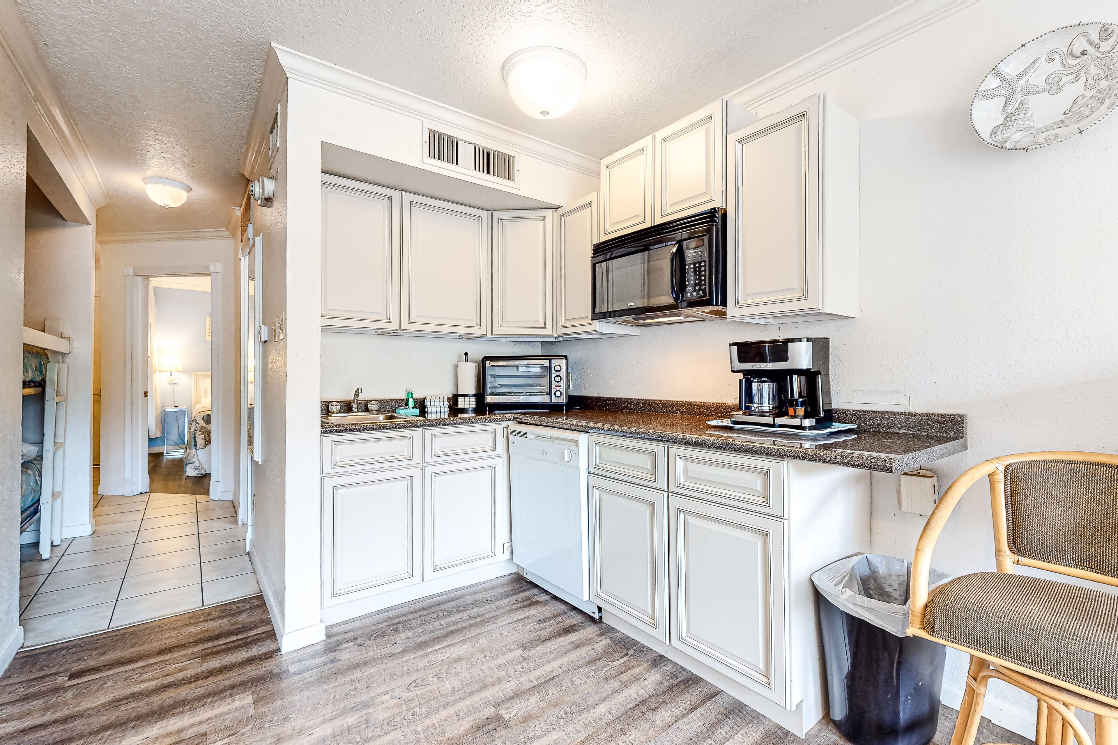 Réfrigérateur, four à micro-ondes, lave-vaisselle, cafetière-théière