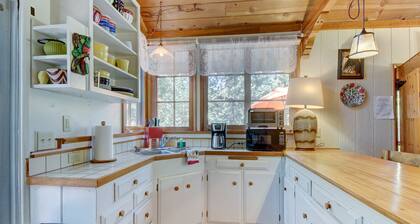 Retiro de montaña amigable para perros con cubierta bien equipada y jacuzzi privado