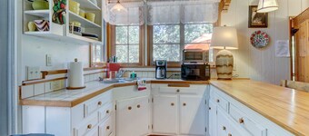 Dog-friendly mountain retreat with private hot tub & well-appointed deck