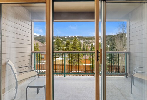 Ideally Located, Spacious Condo w/ Mountain Views from 2 Private Balconies!