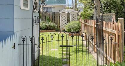 Kävelymatkan päässä ostosmahdollisuuksista ja ravintoloista. Vain muutaman korttelin rannalle ..