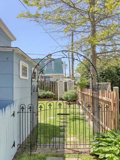 Walk to Shopping&Restaurants. A few blocks to the beach.