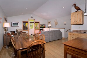 电视、壁炉、DVD 播放器、办公室