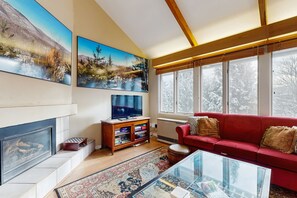 TV, fireplace - Bridges Resort Condo with Pools, Hot Tub, Gym, Tennis - Near Ski Slopes (Warren)