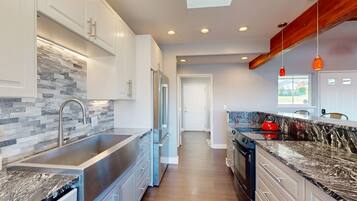 Refrigerador, microondas, cafetera/tetera, tostadora