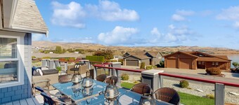 Modern & Spacious Home Near Lake Chelan with Private Hot Tub, Shared Pool