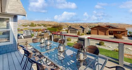 Modern & Spacious Home Near Lake Chelan with Private Hot Tub, Shared Pool