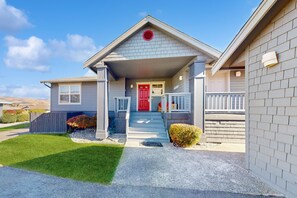 Exterior - Modern & Spacious Home Near Lake Chelan with Private Hot Tub, Shared Pool (Manson)