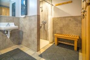 Combined shower/bathtub, towels