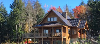 Lazy Bear Lodge: 4 br log home, fireplace, a/c, hot tub, pond & views!