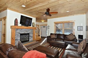 Smart-tv, eldstad, dvd-spelare och böcker