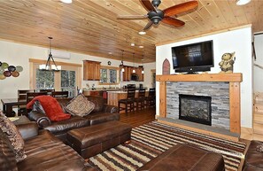 Smart-tv, eldstad, dvd-spelare och böcker