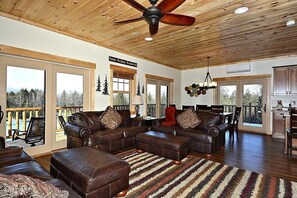 Televisor intel·ligent, llar de foc, reproductor de DVD i llibres 