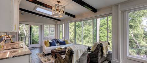 Smart-tv, eldstad och dvd-spelare