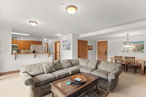 Fernseher, Kamin, DVD-Player