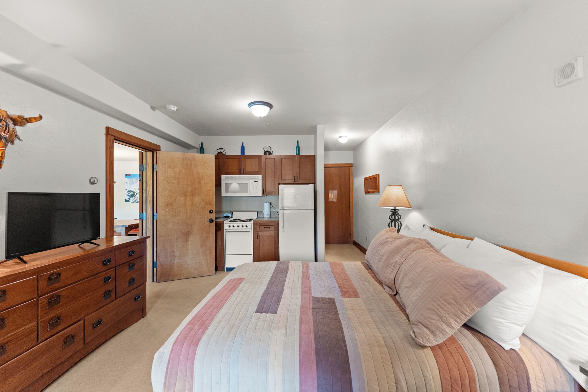 3 bedrooms, iron/ironing board, internet, bed sheets