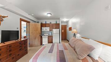 3 bedrooms, iron/ironing board, internet, bed sheets
