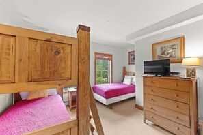 3 bedrooms, iron/ironing board, internet, bed sheets