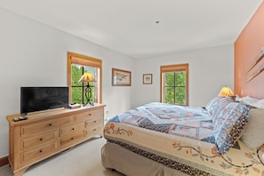 3 bedrooms, iron/ironing board, internet, bed sheets - Condo w/ Mountain and Ski Slope Views, Close to Base Area & River Run Village (Keystone)