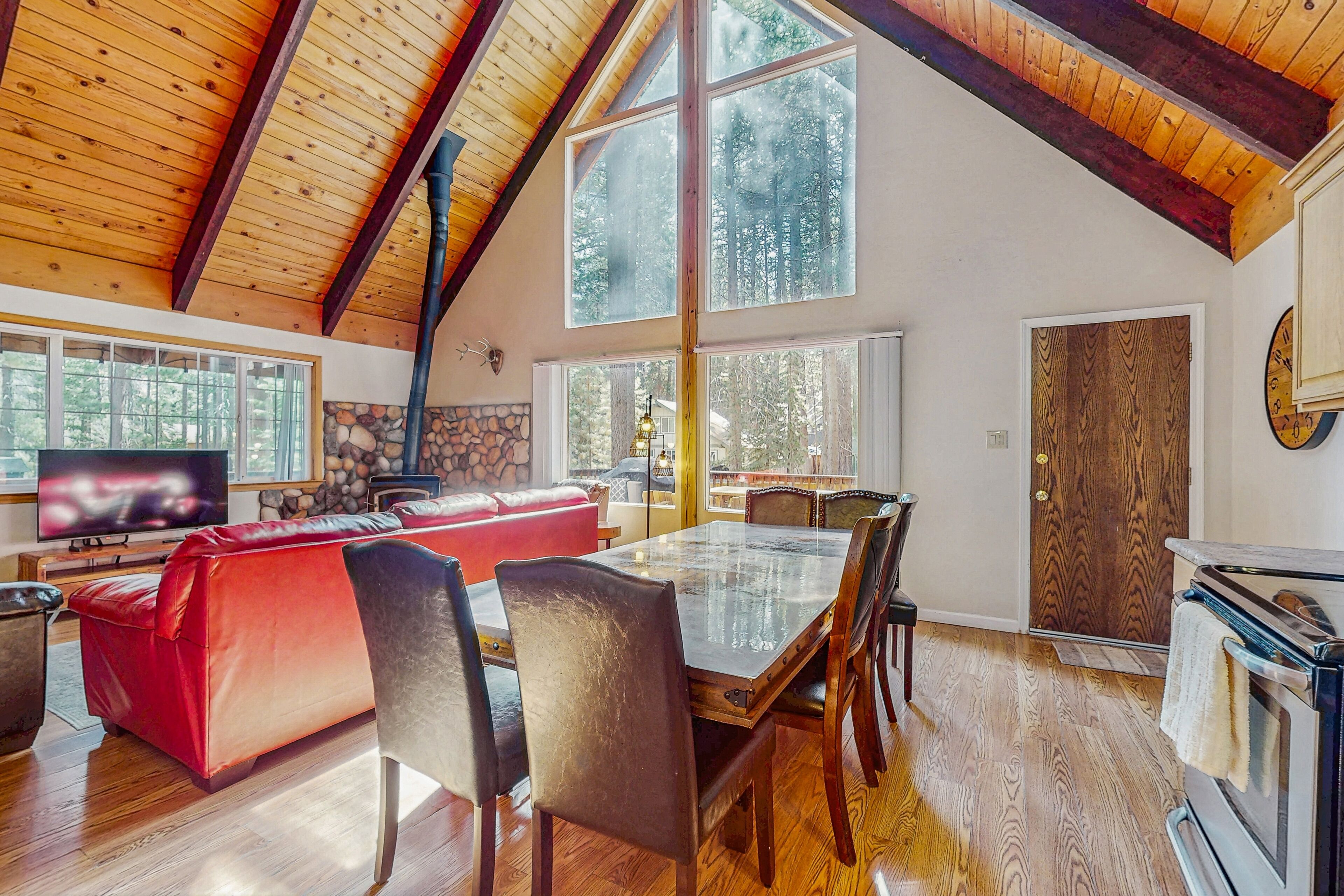 Télévision à écran plat, livres, chaîne hi-fi