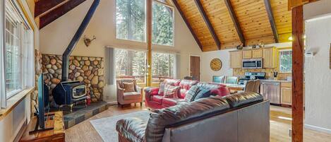 Télévision à écran plat, livres, chaîne hi-fi