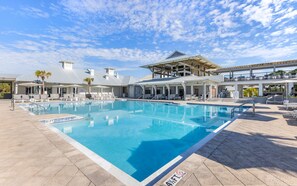 حمّام سباحة مُدفَّأ