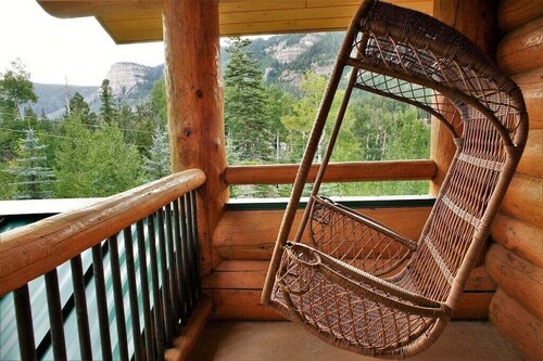 Lodge with Private Hot Tub, Pond, 2 Miles to Ski Resort