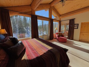 3 habitaciones, tabla de planchar con plancha y cuna de viaje