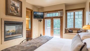 4 habitaciones, escritorio y tabla de planchar con plancha