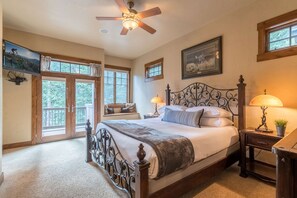 4 bedrooms, desk, iron/ironing board, travel cot - Base Camp 476 | Large Townhome Nestled on Slopes | Private Hot Tub | Endless Amenities (Winter Park)