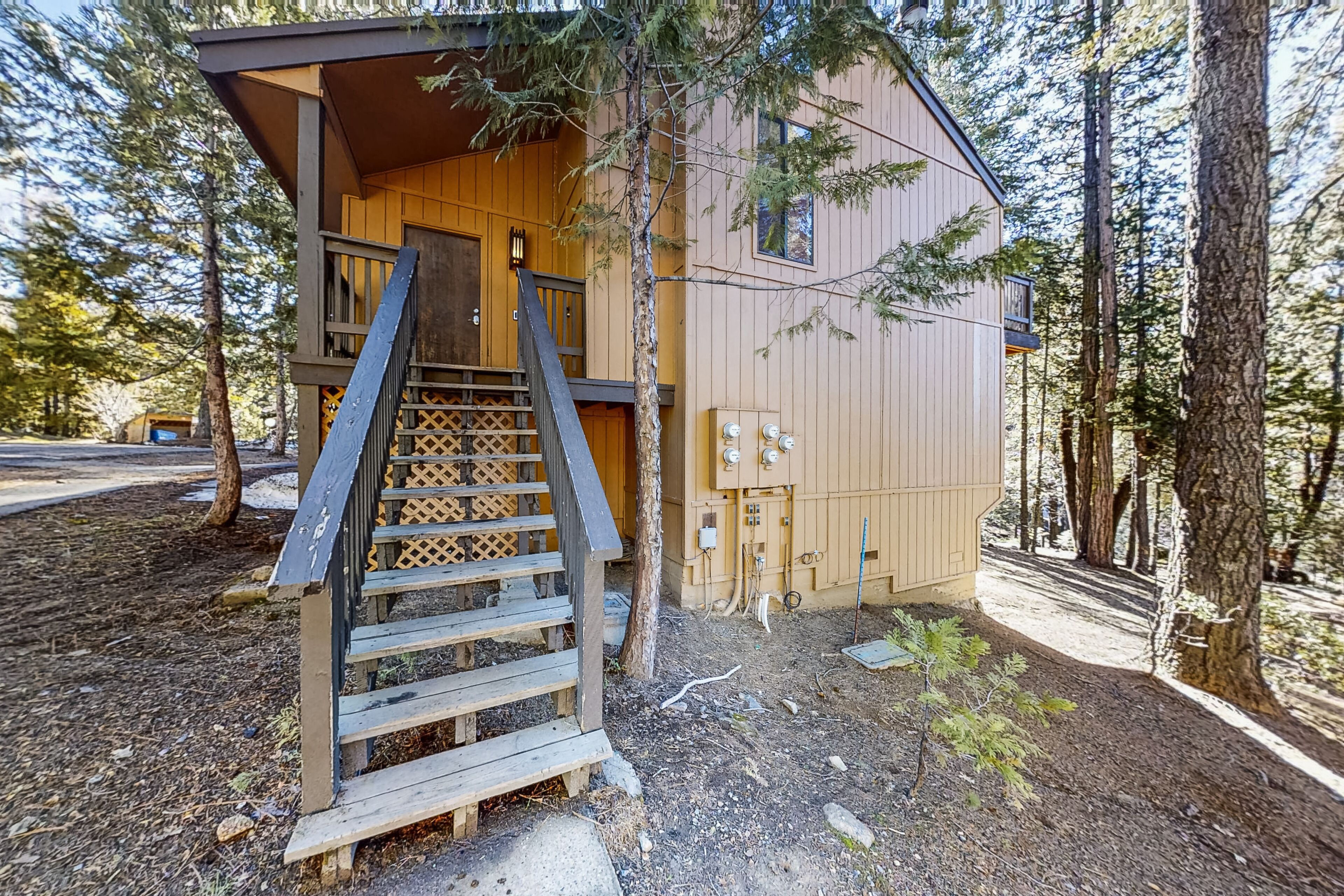 Cozy condo with deck, pools & hot tubs - great location near Shaver Lake