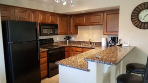 Frigorífico, microondas, horno y placa de cocina